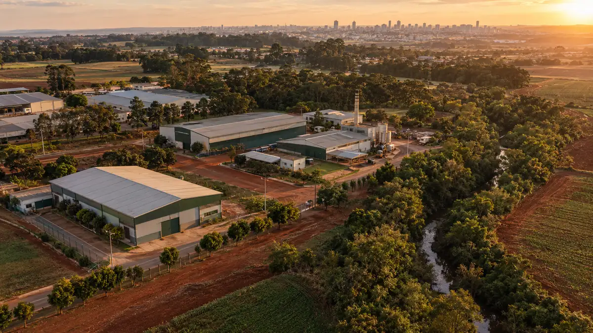Vista aérea de parque industrial no norte do Paraná com solo vermelho e mata ciliar Vista aérea de parque industrial no norte do Paraná com solo vermelho e mata ciliar